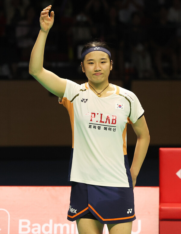  안세영이 9월 28일 경기도 수원체육관에서 열린 세계배드민턴연맹(BWF) 월드투어 슈퍼 500 코리아오픈 여자단식 결승에서 일본 야마구치 아카네에 패하며 준우승을 차지한 후 팬들에게 인사하고 있다 / 사진=연합뉴스