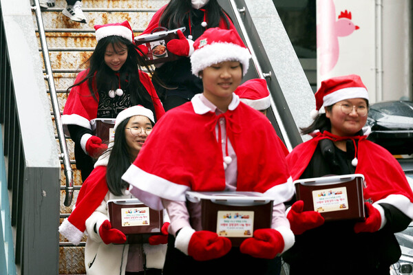 지난해 운암2동 김장행사에 참여한 금호중앙중 학생들이 경로당에 김치를 전달하는 모습 / 사진=광주시 북구