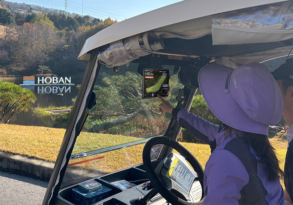 호반그룹이 서서울CC(경기 파주시 소재)에 AI 기반 골프장 운영통합 솔루션 ‘브이골프(Vgolf)’를 도입했다. 서서울CC 관계자들이 브이골프가 탑재된 단말기로 골프장 코스를 살펴보고 있다 / 사진=호반그룹