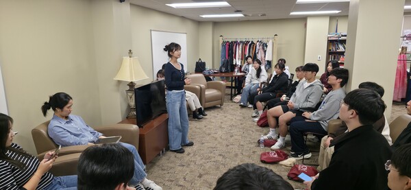 ‘글로컬 미래역량강화 프로그램’에 참여한 학생들과 현지 한인 유학생들이 진로탐색을 주제로 한 교류세미나를 열고 있다. / 사진=전남교육청