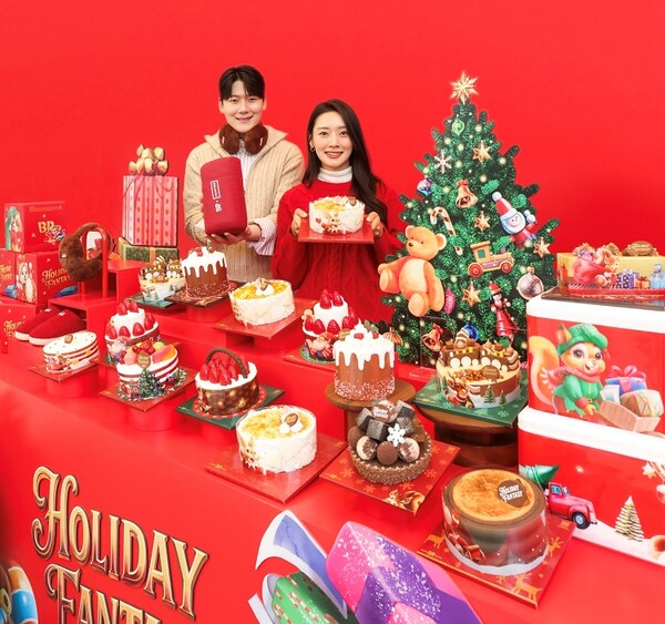 24일 ‘워크샵 by 배스킨라빈스’에서 모델들이 ‘홀리데이 판타지’ 크리스마스 케이크 라인업과 영국 브랜드 ‘헌터(Hunter)’와 협업한 겨울 굿즈를 함께 소개하고 있다. / 사진=배스킨라빈스