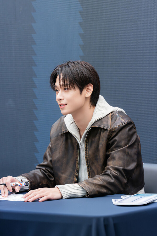 리엔케이가 W컨셉 기획전 성료를 기념해 브랜드 모델 ‘더보이즈 주연’ 팬사인회를 진행했다./ 사진=코웨이