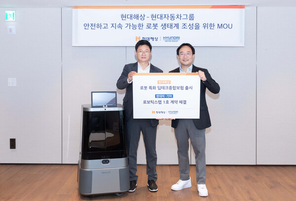 24일 현대해상 본사 10층에서 현대해상 기업보험부문장 윤의영 전무(왼쪽)와 현대차·기아 로보틱스랩장 현동진 상무(오른쪽)는 업무협약을 맺고 기념촬영을 하고 있다. / 사진=현대해상