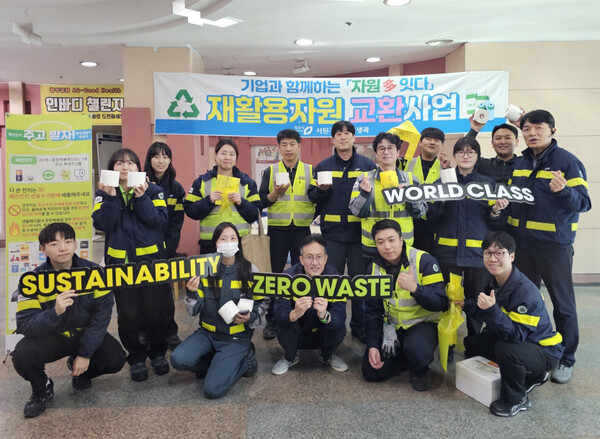 24일 오비맥주 청주공장에서 임직원들이 재활용자원 교환 사업에 참여하고 있다 / 사진=오비맥주