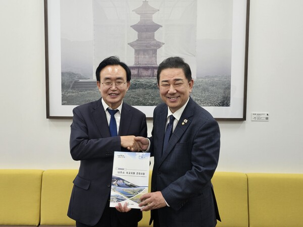 윤병태 나주시장(왼쪽)이 지난 24일 김병기 더불어민주당 원내대표(오른쪽)와 면담을 갖고 2026년 국고 지원 사업 설명하고 지원을 요청했다 / 사진=나주시