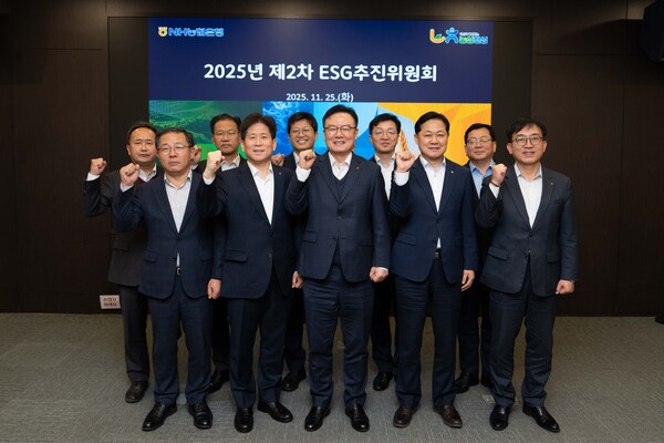 25일 서울 중구 본사에서 '2025년 제2차 ESG추진위원회'를 개최했다.(사진 가운데 최동하 수석부행장) / 사진=NH농협은행
