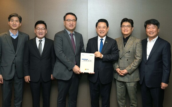 김영록 전라남도지사가 25일 서울 여의도에서 유병서 기획재정부 예산실장과 간담회를 갖고 2026년 국회 증액 핵심사업이 차질없이 반영되도록 지원을 요청한 뒤 전남의 주요 현안사업 건의 내용을 전달하고 있다. / 사진=전라남도