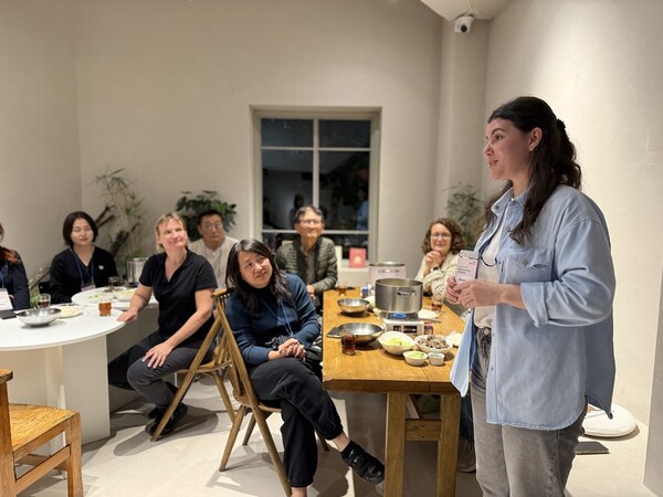 쉴랑게에 참여한 외국인 여행객들이 순천의 원도심 숙소에서 한국의 일상을 즐기고있다 / 사진=순천시