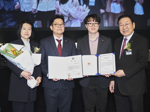 한화생명인 11월 25일(화) 열린 ‘2025 지역사회공헌 인정제’ 시상식에서 인정기관으로 선정되며, 보건복지부 장관상과 특별상을 동시에 수상했다. 한화생명 임직원과 사회복지협의회 회장 김성이 회장(오른쪽 첫번째)이 기념촬영을 하고 있다. / 사진=한화생명