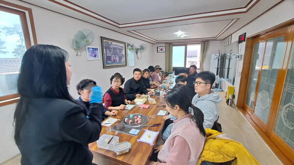 청년공동체 ‘청년어울림'에서 청년 역량강화 교육을 하고 있다. / 사진 = 보성군