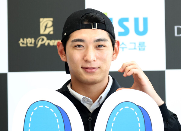 12일 강원 횡성군 벨라45 컨트리클럽에서 열린 류현진재단 자선 골프대회에서 샌프란시스코 자이언츠 이정후가 기념 촬영하고 있다. 류현진재단은 유소년 야구 꿈나무 육성과 희귀·난치병 환아 지원 기금 마련을 위해 이날 자선 골프대회를 열었다 / 사진=연합뉴스