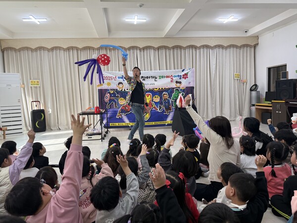 유아들을 대상으로 한 ‘찾아가는 꼬마예술여행’ 벌룬쇼가 펼쳐지고 있다. / 사진 = 전라남도교육청