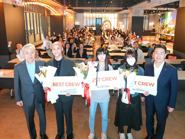 25일(화) 서울 드림플러스 강남 이벤트홀에서 열린 암 경험청년 돌봄 캠페인 ‘위 케어 리셋데이(WE CARE RESET DAY)’ 행사 참가자들이 기념사진을 찍고 있다. 우측 첫번째부터 한화생명 임석현 기획실장, 암경험청년 3명, 대한암협회 이민혁 회장 / 사진=한화생명