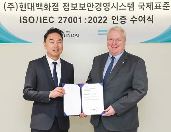 26일 오전, 서울 강남구 현대백화점 본사에서 진행된 ISO 27001 인증서 수여식에서 정지영 현대백화점 사장(사진 왼쪽)과 비달 도로넨(Vidar Dolonen) DNV 인증원 한국·일본 지역 총괄 대표(사진 오른쪽)이 기념사진을 찍고 있다. / 사진=현대백화점그룹