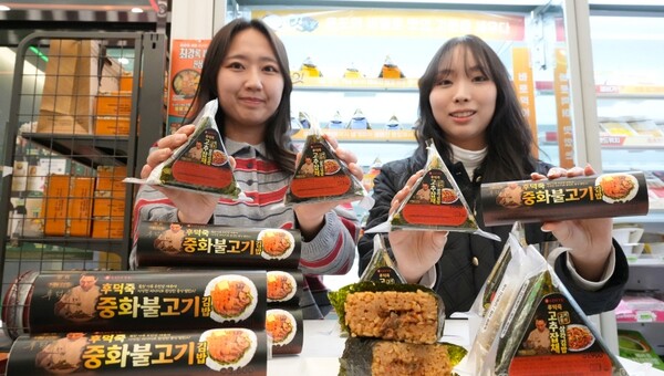 편의점 세븐일레븐은 최근 화제가 된 요리경연 프로그램에서 57년 중식대가이자 톱3에 진출한 후덕죽 셰프와 손잡고 푸드간편식 2종을 오는 21일 선보인다. 사진=세븐일레븐